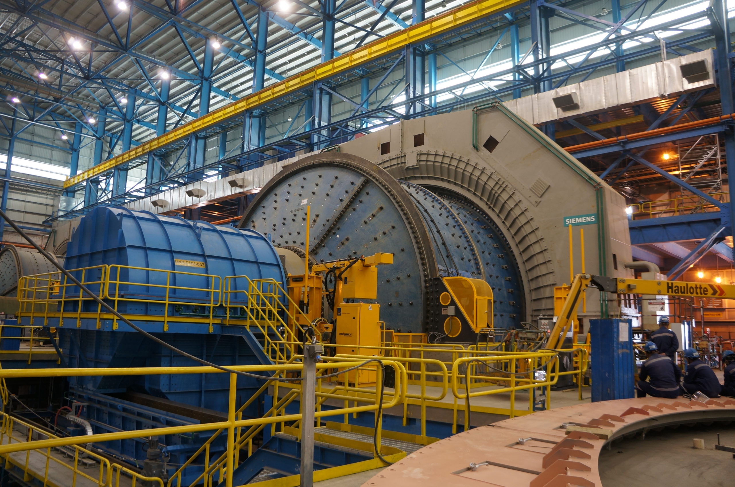 Sliding mode control of a SAG mill